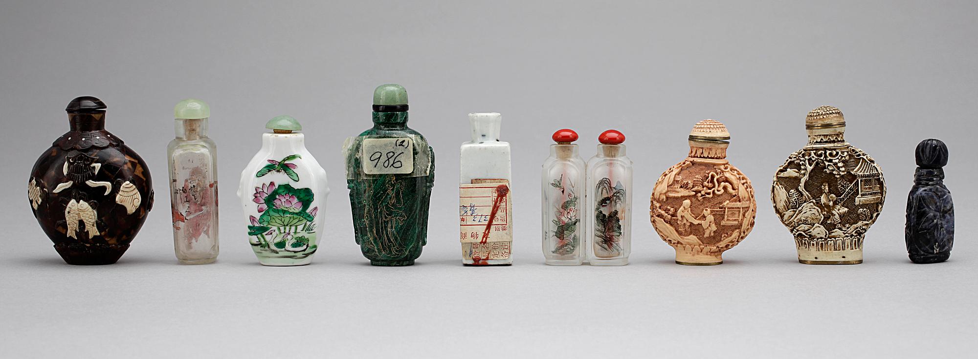 SNUSFLASKOR, 9 st, bla porslin, glas, ben, trä, Kina, 1900-tal.