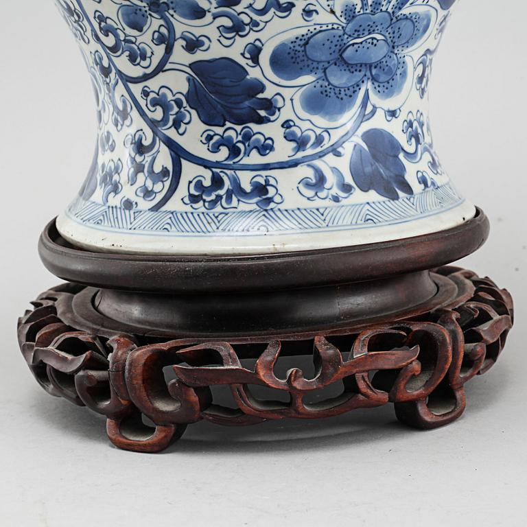 A chinese porcelian vase from the 20th century.