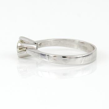 RING, 18K vitguld med briljantslipad diamant, ca 0,54 ct. Vikt 3,83 g.