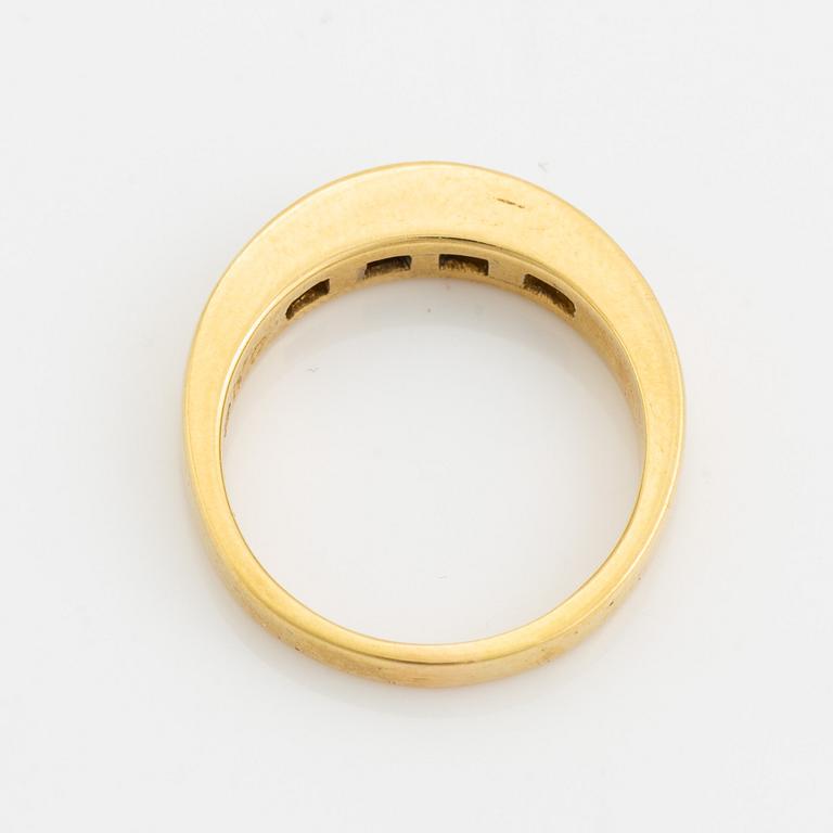 Ring, 18K guld med prinsesslipade diamanter.
