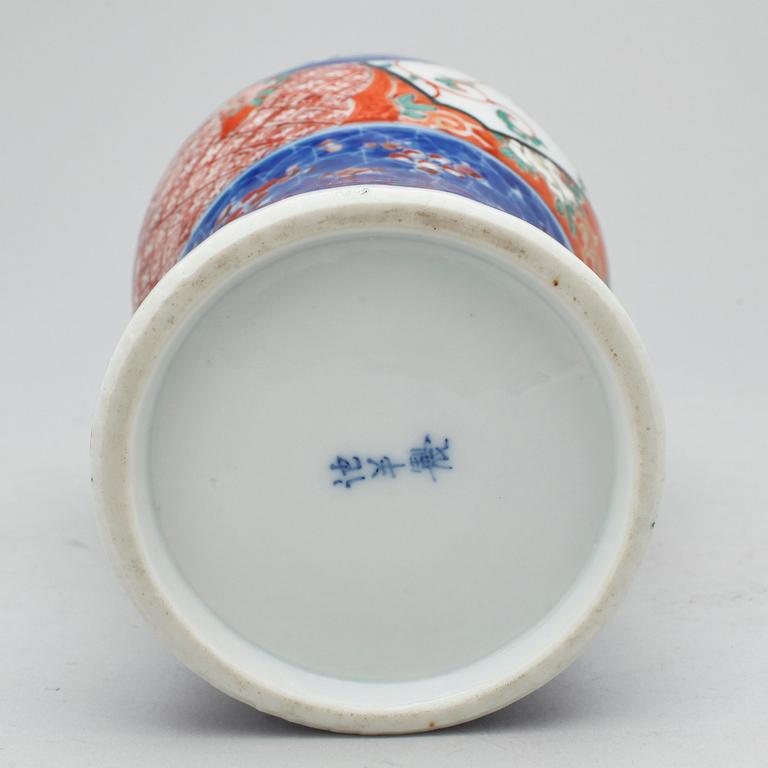 URNA, cloisonne, Japan samt VAS, porslin, Kina, 1900-tal.