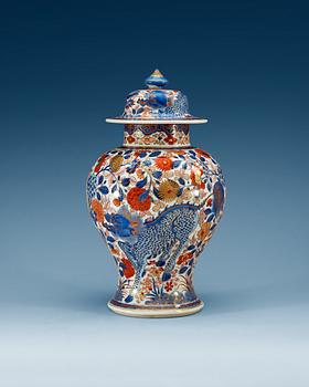 1398. VAS med LOCK, porslin, Qing dynasti, Kangxi (1662-1722). "Clobbered".