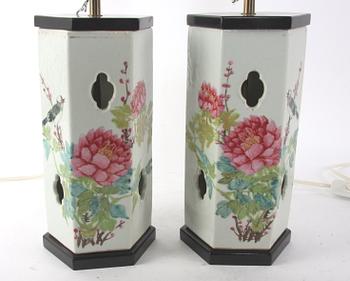 BORDSARMATURER, ett par, porslin, Kina, 1800/1900-tal.