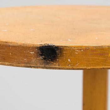 Alvar Aalto, a mid-20th century '85' table and four '60' stools for O.Y. Huonekalu-ja Rakennustyötehdas A.B.