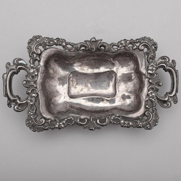 BRÖDKORG. Silver. Nyrokoko, 1800-talets andra hälft. Ca 165 g.