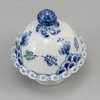 ROYAL COPENHAGEN, a Musselmalet porcelaine service, 69 psc, most full lace.