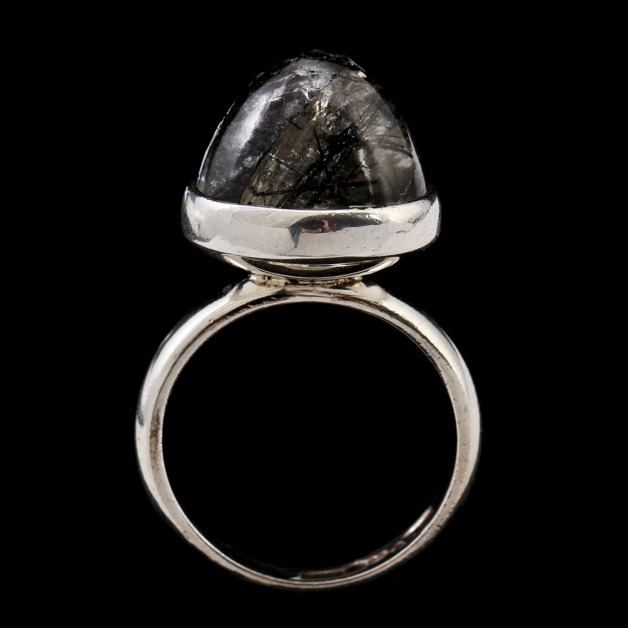 RINGAR, 3 st, silver med cabochonslipade stenar, 1900-talets senare hälft. Vikt 20 g.