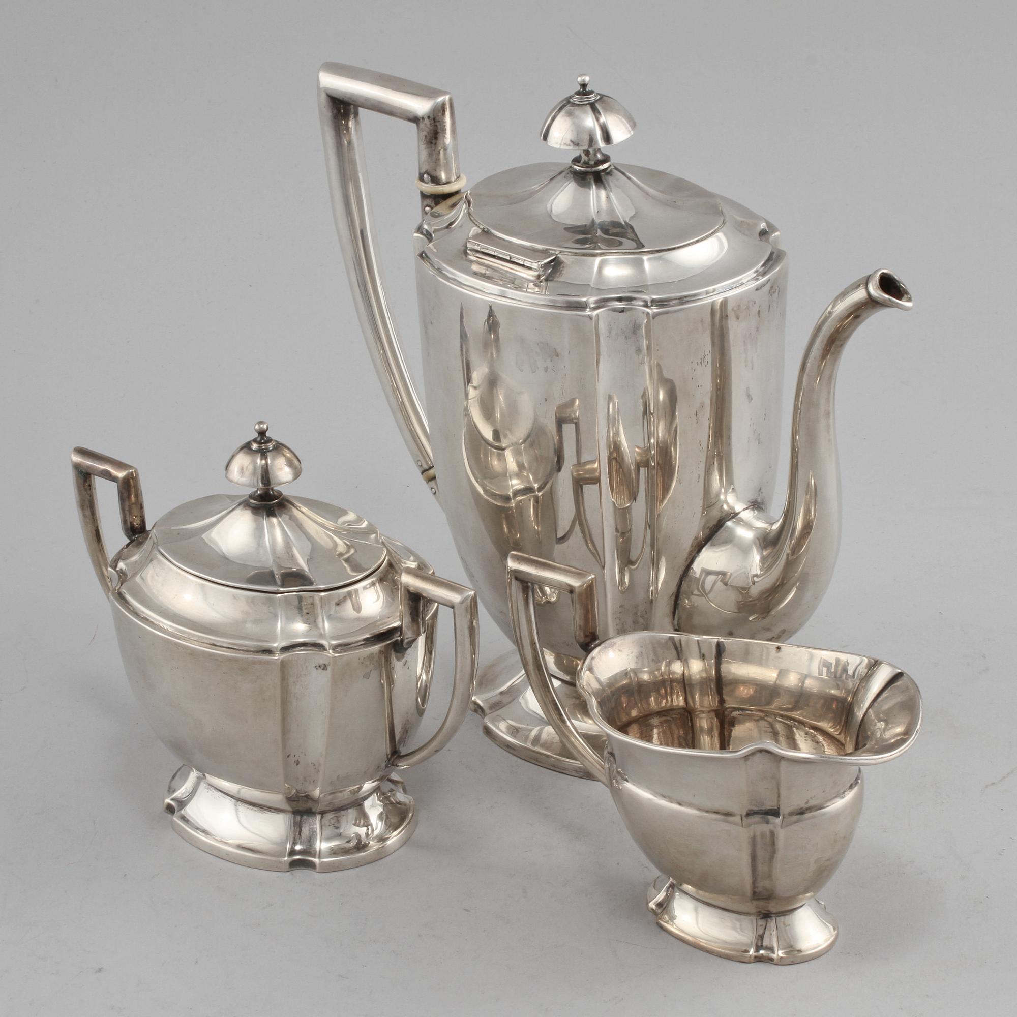 KAFFESERVIS, 3 delar, silver, C G Hallberg, Stockholm samt imporstämplar, 1917/1919. Vikt 1065 g.