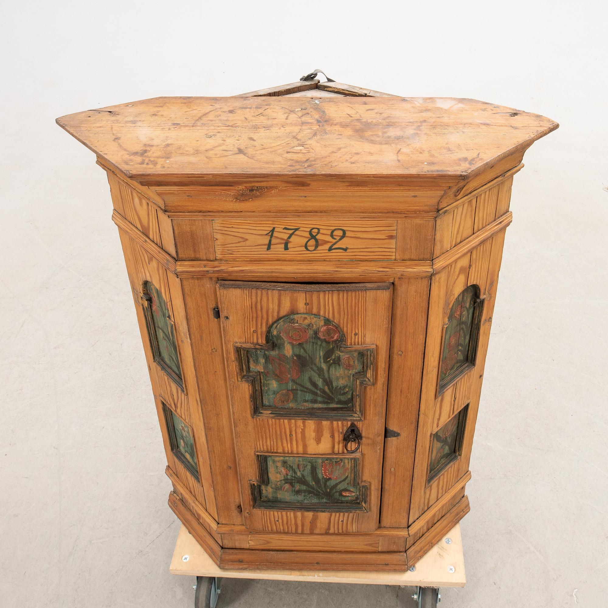 Hörnhängskåp, daterad 1782.