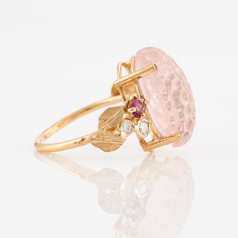 Ring med rosenkvarts, rosa turmaliner och briljantslipade diamanter.