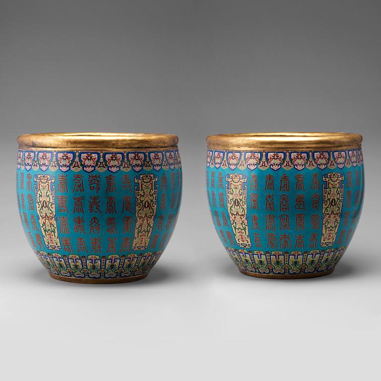 YTTERFODER, ett par, cloisonné. Kina, tidigt 1900-tal.