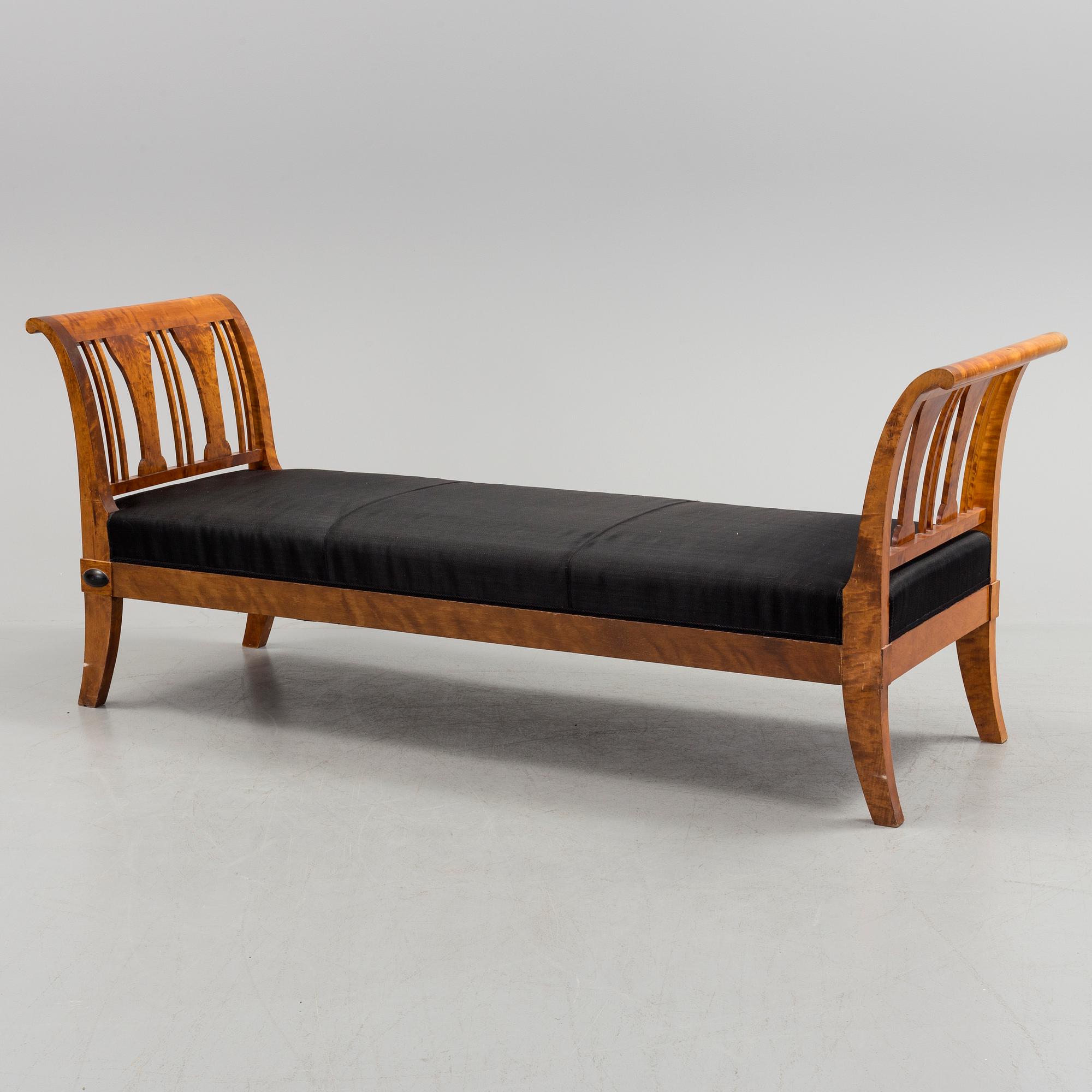 An early 20th century biedermeier-style chaise lounge.