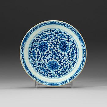 A blue and white dish, Qing dynasty presumablt 19th century. With kangxis six characters mark.