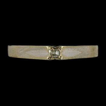 RING, 18k vitguld med åttkantslipad diamant, importstämplad, 1900-talets senare hälft. Vikt 3 g.