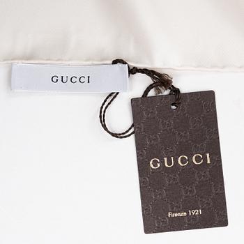 Gucci, a 'Flora' twill silk scarf.