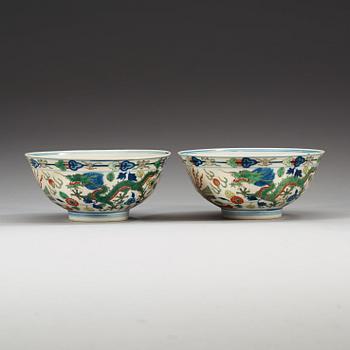 A pair of dragon and fenix bowls, late Qing dynasty (1644-1912), with Kangxi six character mark.