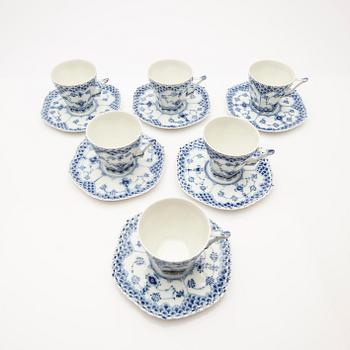 Chokladkoppar med fat, 6 st, porslin, "Musselmalet halvblond", Royal Copenhagen, Danmark.