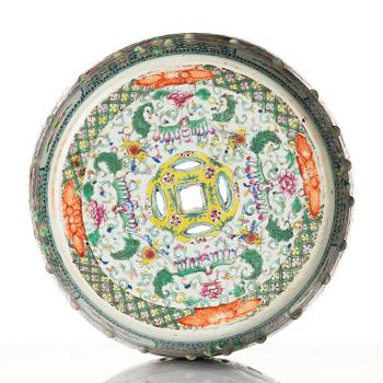 A famille rose garden seat, Qing dynasty, 19th century.