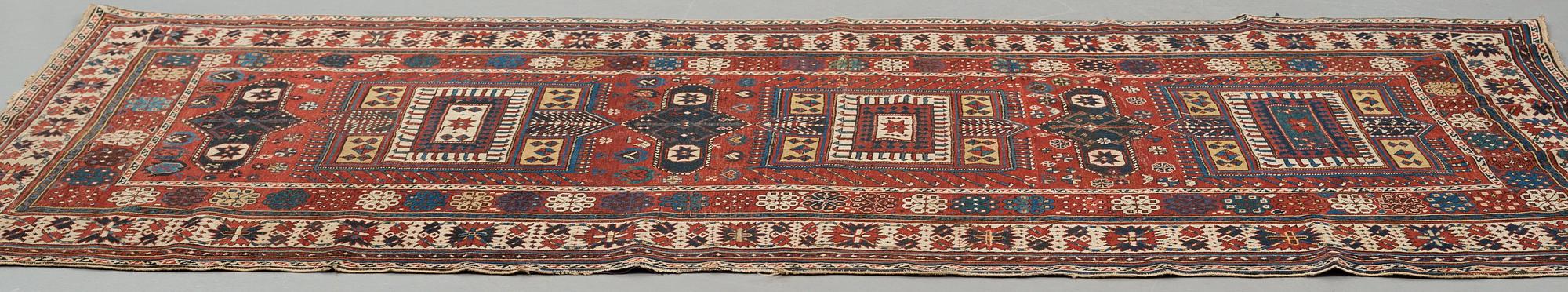 MATTA, antik Shirvan, Tsarryssland, ca 277-288,5 x 139-140 cm (samt kortsidorna med 1 cm slätväv).