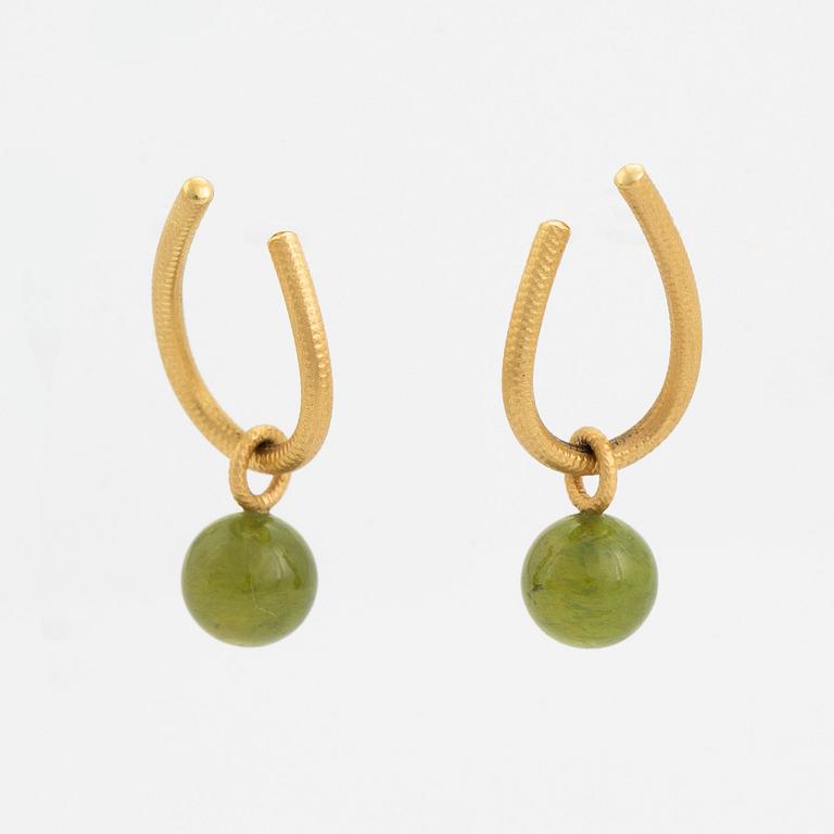 Dulong, 18K gold earrings.