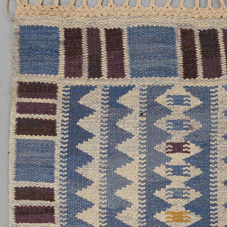 Barbro Nilsson, MATTA, "Salerno blå", rölakan, ca 331,5 x 273-275,5 cm, signerad AB MMF BN.