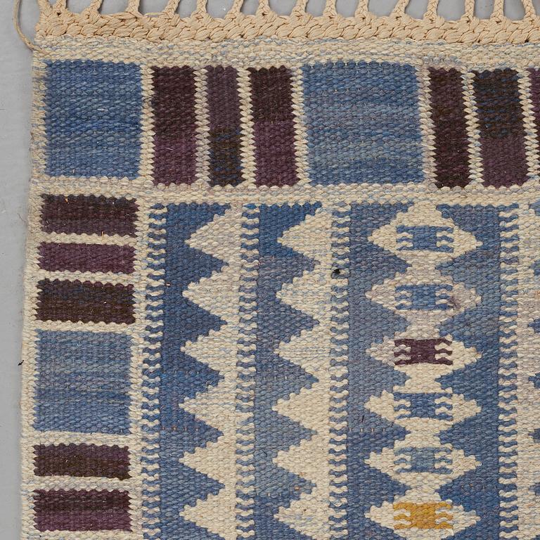 Barbro Nilsson, MATTO, "Salerno blå", flat weave, ca 331,5 x 273-275,5 cm, signed AB MMF BN.