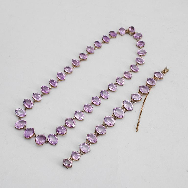 HALSBAND OCH ARMBAND, 2 delar, förgyllt silver med ametister, Hedblom, Stockholm 1895-1896.