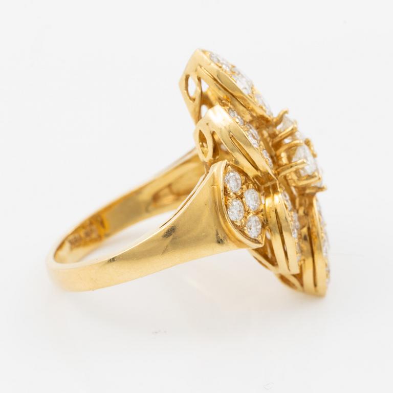 Ring in 18K gold set with brilliant-cut diamonds.