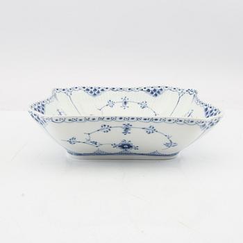 Servis 87 dlr, "Musselmalet - whole and half blonde", Royal Copenhagen Denmark porcelain.