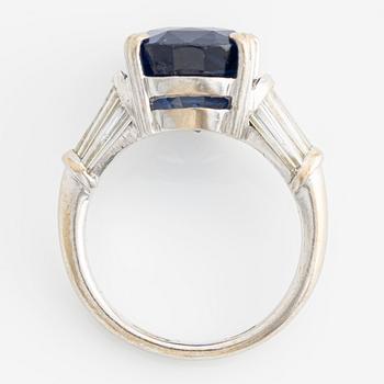 Ring 18K vitguld med en fasettslipad oval safir samt modifierade baguettslipade diamanter.