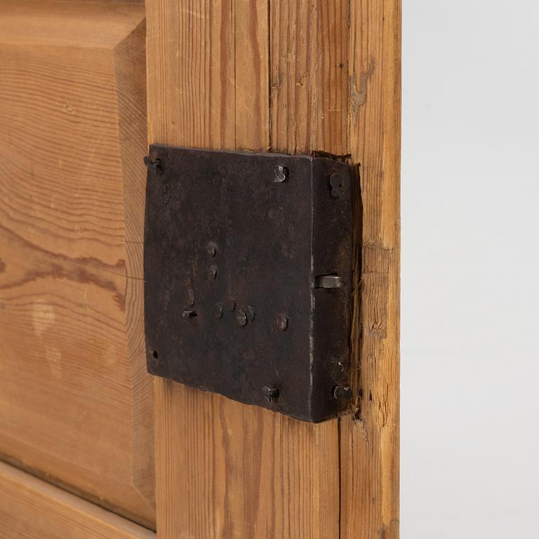 A Swedish provincial pine cabinet, 18th/19th century.