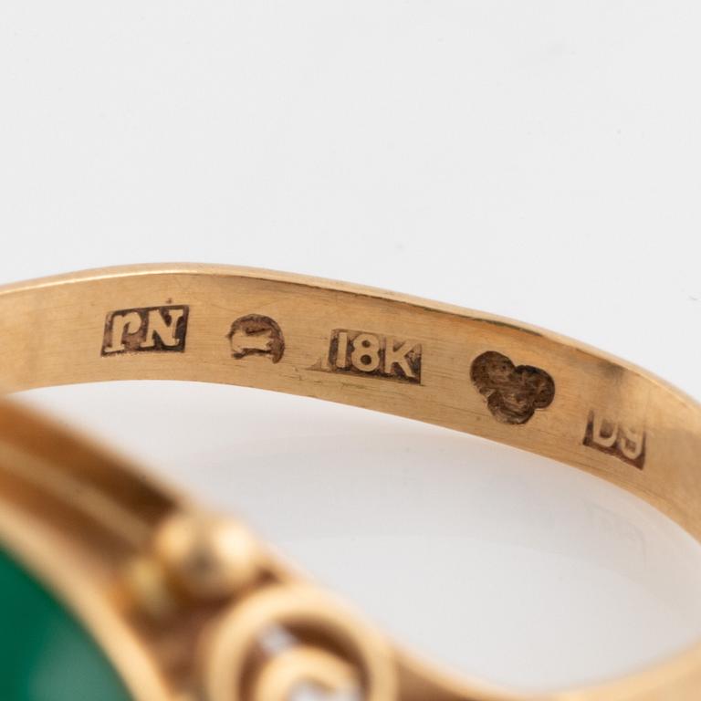 Ring 18K guld med cabochonslipad grön agat.