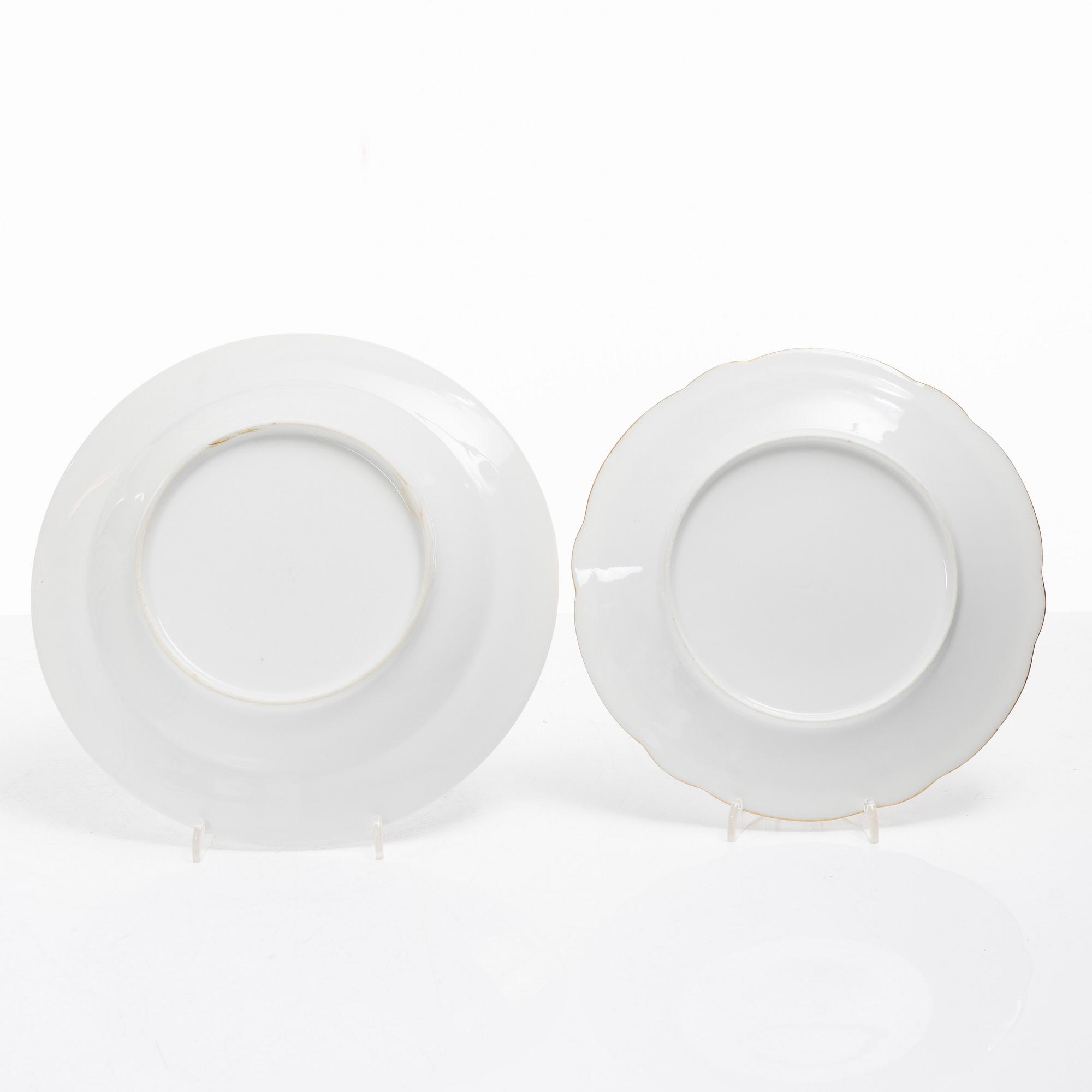 A 106-piece dinner service, circa 1900.