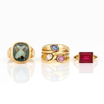 RINGAR, 3 st, olika guldhalter, mestadels Sverige, 1900-talets andra hälft. Total vikt ca 16,15 g.
