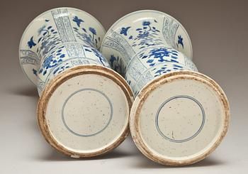 VASER, ett par, porslin. Kina 1800-tal.