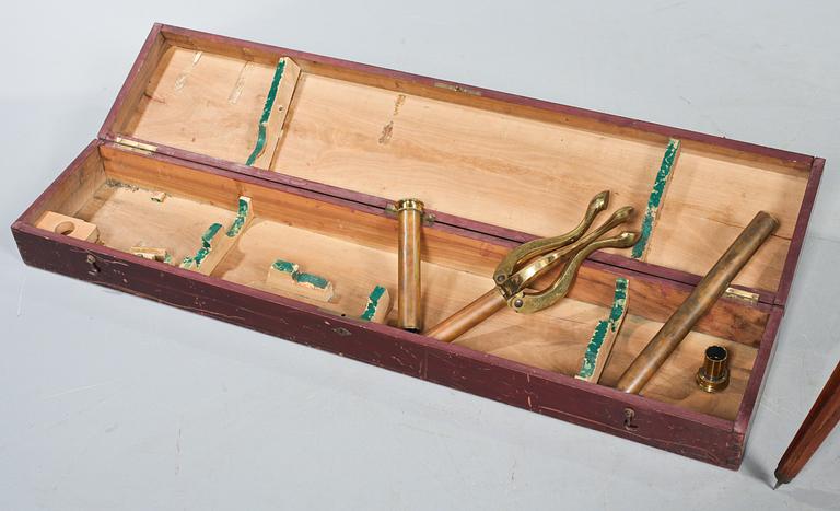 TUBKIKARE, STATIV samt FODRAL, omkring år 1900.