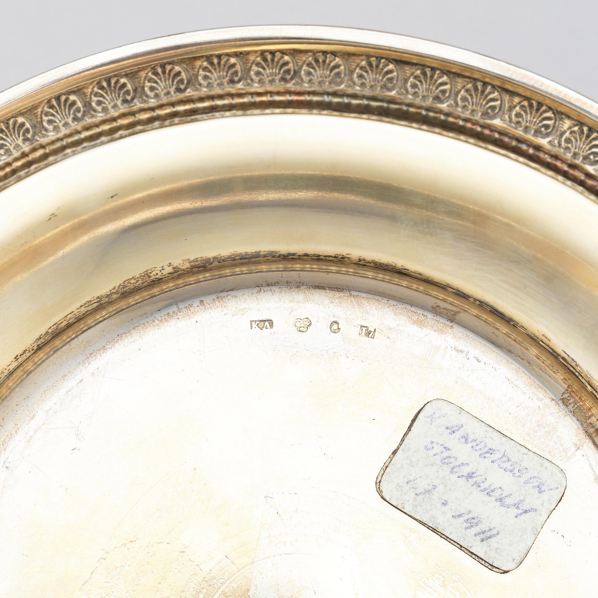 Karl Anderson, skål med lock, på fat, silver, Stockholm 1911. Gåva från Drottning Sofia.