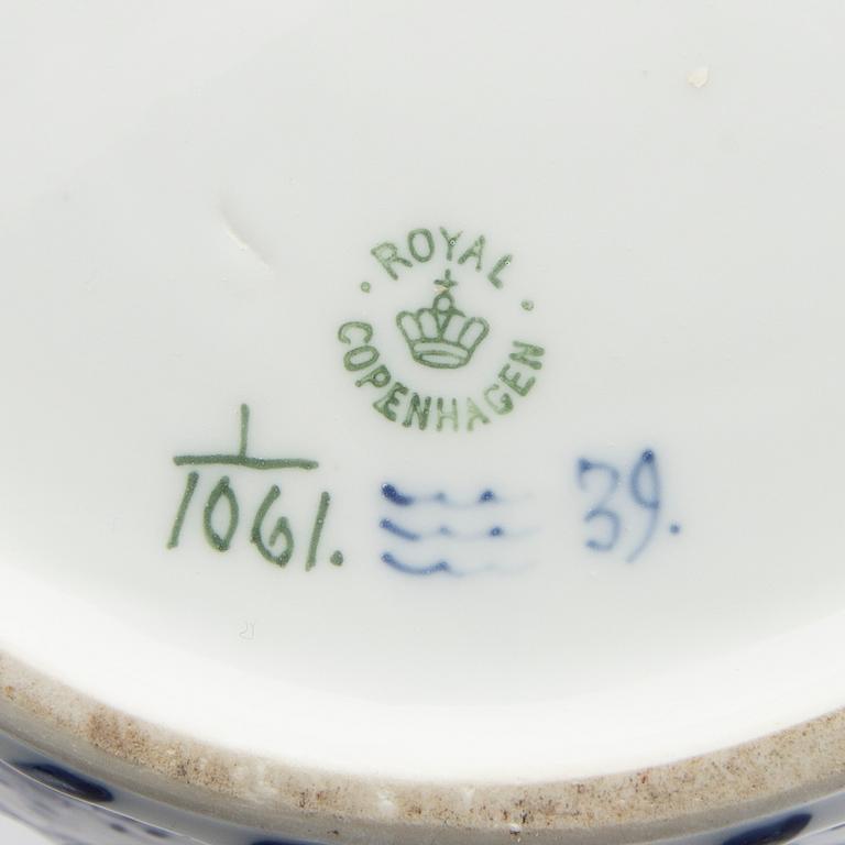 Royal Copenhagen, gallerskål  porslin,  "Musselmalet", helblonde, Danmark, 1894-1922.