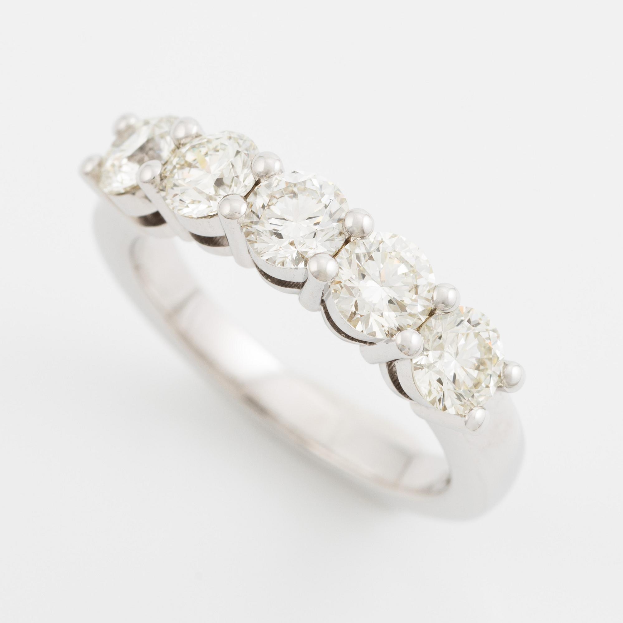 Ring halvallians 18K vitguld med briljantslipade diamanter.