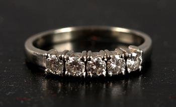 RING, 18 K vitguld med 5 briljantslipade diamanter, tot 0.41 ct enl gravyr.