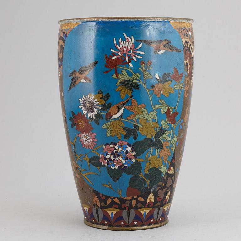 A Japanese cloisonne vase, 20th century.
