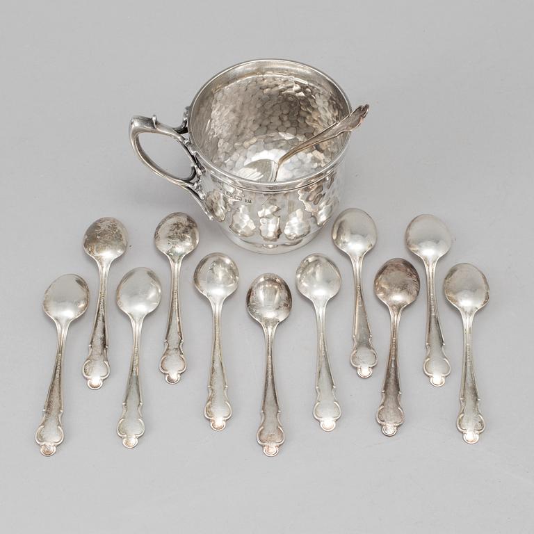 a silver cup by The Alex Clark Company, London, around 1800/1900 and 12 Swedish silver spoons from 1968. W 280 g.