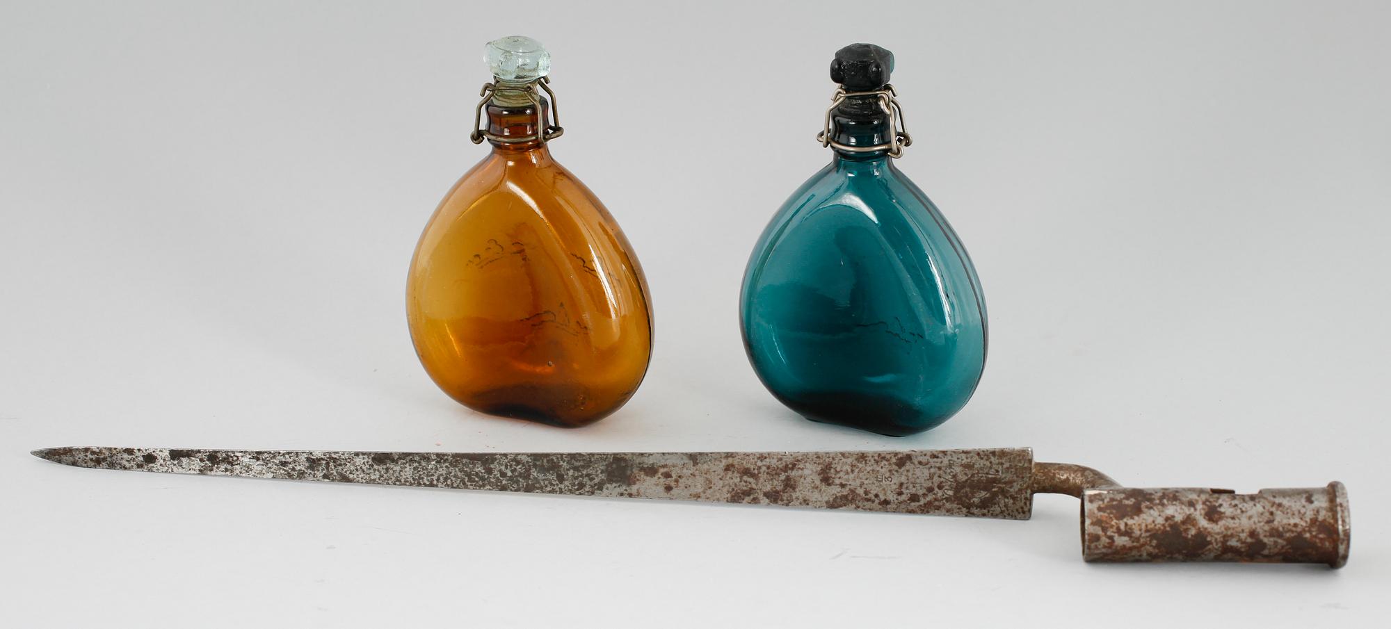 FLASKOR, 2 st, brunt och grönt glas, 1800-tal samt BAJONETT.