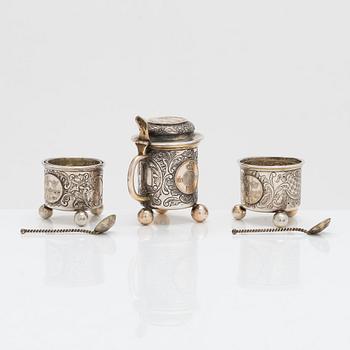 Saltkar och dryckeskanna i miniatyr, silver, C G Hallberg, Stockholm 1900-1904. I original ask.