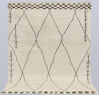 A Moroccan carpet, approx. 197 x 149 cm.