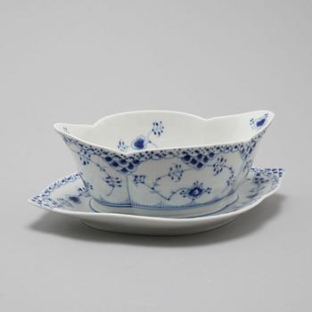 ROYAL COPENHAGEN, "Musselmalet", servisdelar, 23 st, porslin, 1900-talets andra hälft.