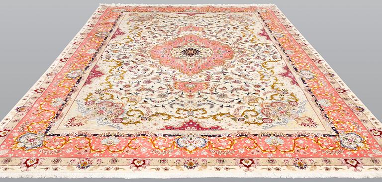Matta, Täbris, part silk, s.k. 50 Radj, ca 343 x 250 cm.