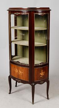 VITRINSKÅP, 1900-talets mitt.