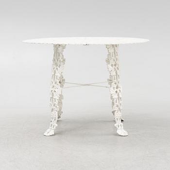 A painted cast aluminum garden table, second part of the 20th Century.