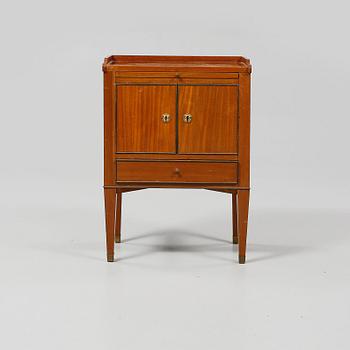 POTTSKÅP, gustaviansk stil, 1900-talets början.